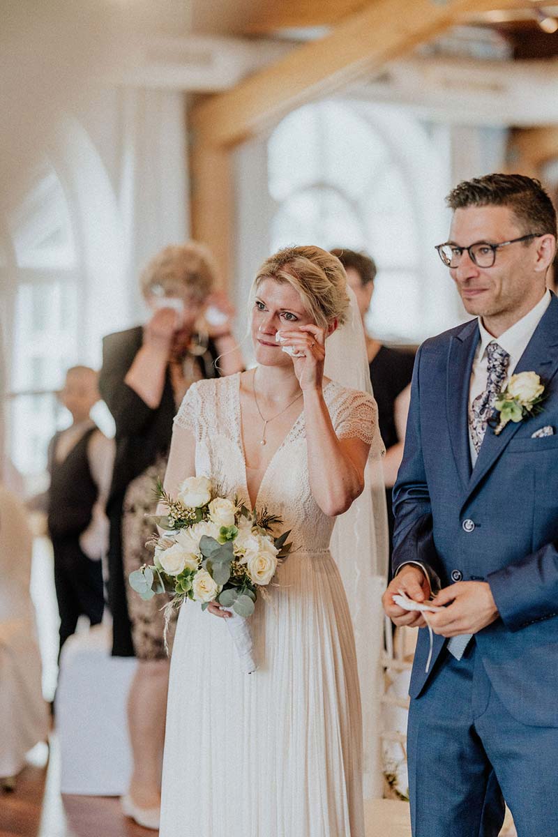 Emotionaler Moment während der freien Trauung auf Rügen – die Braut wischt sich eine Träne ab