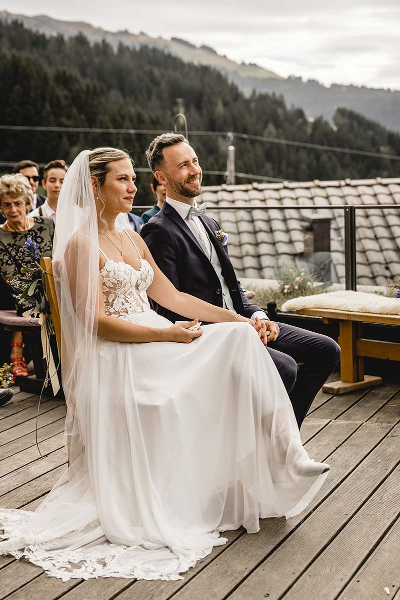 Brautpaar sitzt während der freien Trauung in den Bergen – stimmungsvolle Zeremonie auf Rügen