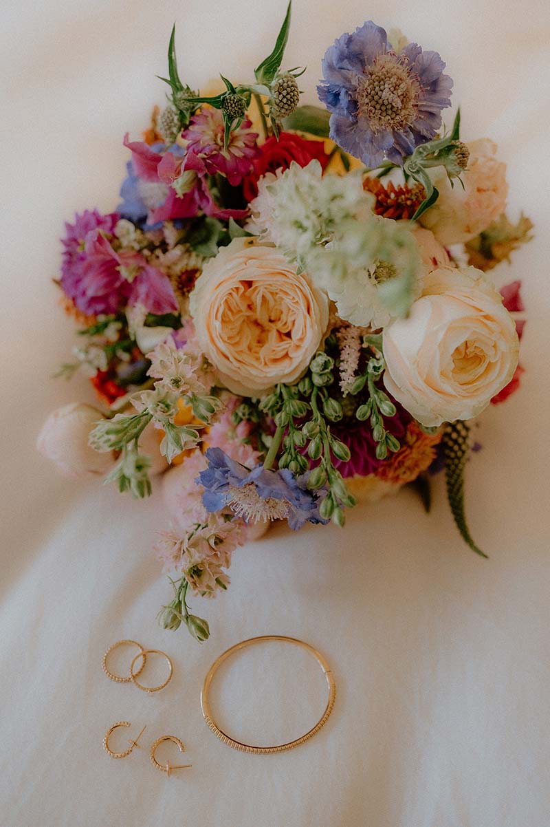 Farbintensiver Brautstrauß mit Schmuckdetails – Vorbereitung auf die freie Trauung auf Rügen