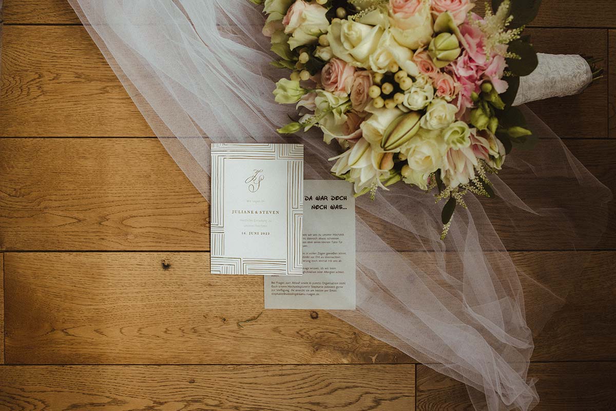 Hochzeitseinladung mit Brautstrauß und Schleier – stilvolle Hochzeitsdetails auf Rügen