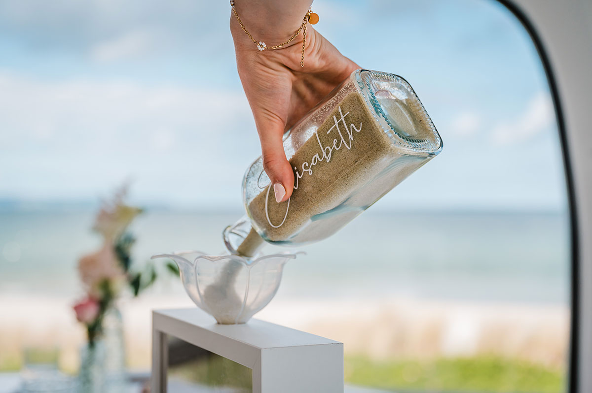 Sandritual während einer freien Trauung auf Rügen – symbolischer Moment der Verbundenheit
