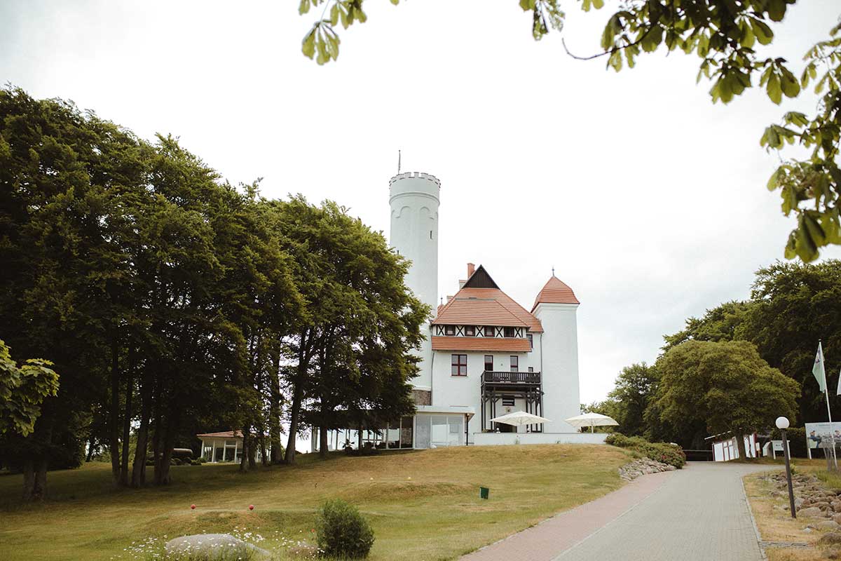 hochzeitslocation.jpg Schloss mit Turm auf Rügen – beliebte Hochzeitslocation für freie Trauungen