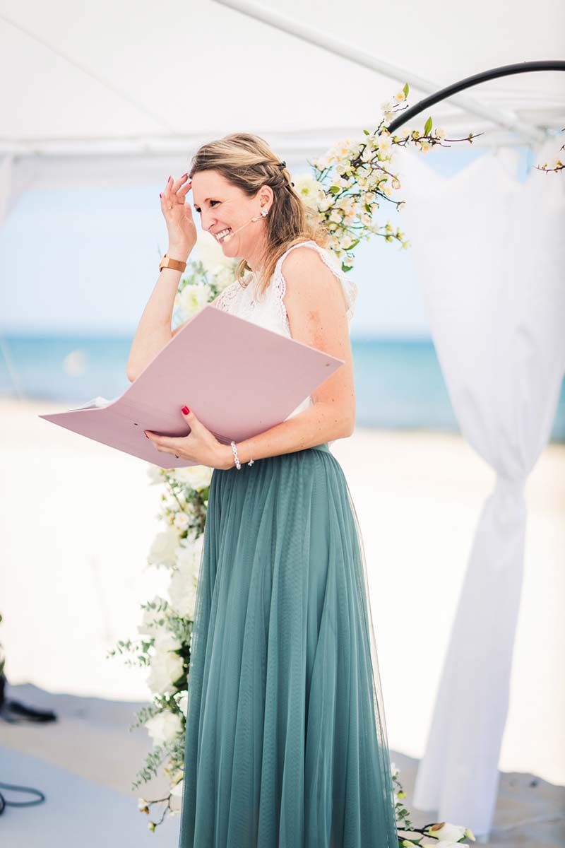 Traurednerin spricht am Strand von Rügen bei einer freien Trauung unter freiem Himmel