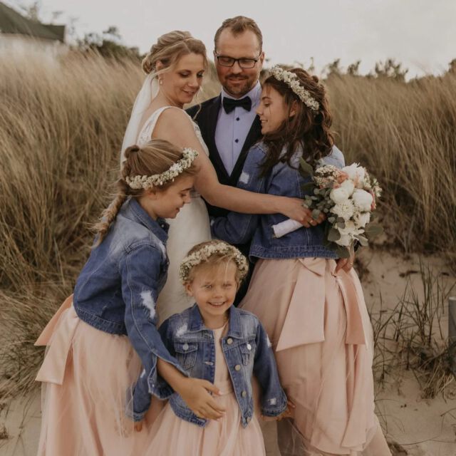 Ihr träumt davon, noch in diesem Jahr spontan an der Ostsee zu heiraten? Ihr seid eine kleine Familie, die sich wünscht den großen Tag im kleinen Rahmen aber mit ganz viel Liebe, vielleicht einer freien Trauung oder der Erneuerung des Eheversprechens zur zelebrieren? Dann meldet euch bei uns! Wir haben in diesem Jahr noch Kapazitäten für kurzfristige Planungen und freie Trauungen und freuen uns auf Eure Anfragen!

Oben seht ihr eine meiner Lieblingsfamilien 💜 aus den letzten Jahren, die sich ganz liebevoll mit ihren drei Kindern nur zu zweit nach 15 Jahren die Liebe und Treue erneut versprochen haben. Es war eine der ergreifendsten Zeremonien, die ich planen durfte.

#Weddingplanner #Hochzeitsplaner #rügen #inselruegen #beachwedding #Hochzeit  #heiratenaufruegen #meer #mehrmeer #inselliebe #Hochzeitaufruegen #weddingdreamsruegen #hochzeitsplanerruegen #heiraten #strandhochzeit #weddingatthebeach #binz ##Standesamt#Ostseebadbinz #Sellin #ichbineinselliner #freietrauung #Erneuerungeheversprechen #freiehochzeit #freierede