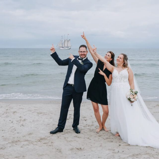 Wenn es sogar das Segelschiff mit aufs Bild schafft 😅!
Happy Wedding Weekend an alle Paare, die sich in diesen Tagen das Ja-Wort geben!
.
 #about #Weddingplanner #Hochzeitsplaner #rügen #inselruegen #beachwedding #Hochzeit  #heiratenaufruegen #meer #mehrmeer #inselliebe #Hochzeitaufruegen #weddingdreamsruegen #hochzeitsplanerruegen #heiraten #strandhochzeit #weddingatthebeach #binz ##Standesamt#Ostseebadbinz #Sellin #ichbineinselliner