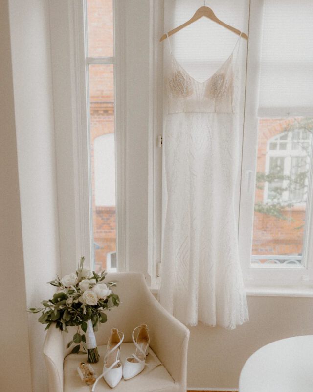 There's beauty in simplicity.
Eines unserer Lieblingsbilder der letzten Hochzeit, die wir kürzlich erhalten haben. 
Danke an unser liebes Brautpaar Sandra & Alex 💜 für Euer Vertrauen!
.
#Weddingplanner #Hochzeitsplaner #rügen #inselruegen #beachwedding #Hochzeit  #heiratenaufruegen #meer #mehrmeer #inselliebe #Hochzeitaufruegen #weddingdreamsruegen #hochzeitsplanerruegen #heiraten #strandhochzeit #weddingatthebeach #binz ##Standesamt#Ostseebadbinz #Sellin #ichbineinselliner