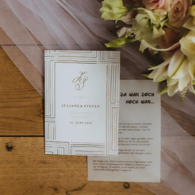 Perfekte Papeterie. 💜
Ihr findet nicht die richtigen Worte oder möchtet Unterstützung im Bereich Layout, Gestaltung, Wording und Design in Bezug auf eure Hochzeit Papeterie? Sprecht uns einfach an, wir unterstützen Euch gern auf diesem Weg. 
.
Classy or modern? Your choice. 
.
#Weddingplanner #Hochzeitsplaner #München #muc #munichwedding #Hochzeit  #heiratenindenbergen #Berge #minga #tracht #Hochzeitintracht #weddingdreamsmuenchen #hochzeitsplanermuenchen #heiraten #berghochzeit #almliebe #munichwedding #Standesamt #papeterie #weddingpapeterie #hochzeitspapeterie