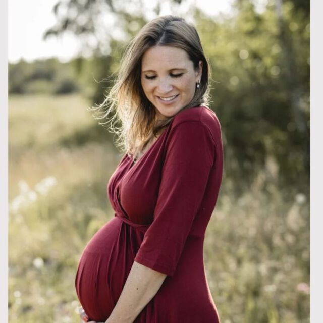 💜 Es wird ruhiger bei Weddingdreams....💜
(aber sicher nicht bei mir privat 🥰) 
.
Ihr Lieben!
Wie die meisten von euch in der Zwischenzeit sicherlich mitbekommen haben, war unsere diesjährige Saison aufgrund besonderer freudiger Umstände für mich sehr kurz 🥰. 
Ich verabschiede mich mit diesem zauberhaften Bild voller Vorfreude und Liebe auf unser kleines Wunder in meinen wohlverdienten Mutterschutz mit anschließender Elternzeit. 
Ab 1. August 2024 bis einschließlich 15. Februar 2025 erreicht ihr mich daher nicht persönlich, sondern meine fantastischen Mädels für alle Rückfragen der geplanten Hochzeiten und freien Trauungen im nächsten Jahr, neuen Anfragen oder Sonstiges, die Euch gern zur Seite stehen. 

Bitte wendet euch für alle Anfragen die Weddingdreams Rügen betreffen an office@weddingdreams-ruegen.de und alle Anfragen, die Hochzeitsplanungen, freie Trauungen und B2B Events im Münchner Raum betreffen an: office@stephanie-wellmann.de. 
.
Wir freuen uns auf Eure Nachricht und danken euch schon im Vorfeld für euer Verständnis, wenn es in der Beantwortung der Nachrichten zu Verzögerungen kommt. 
.
💜
Alles Liebe und bis bald! 
Eure Stephanie mit Anja, Isabelle & Sabine