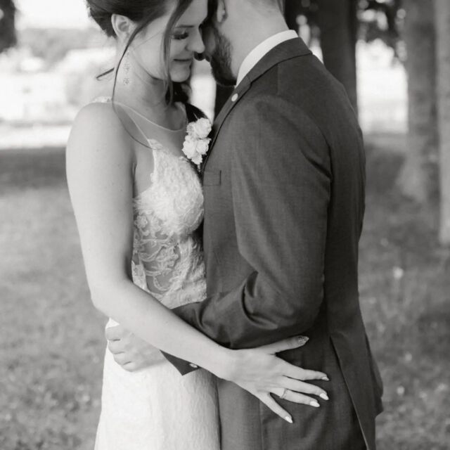 💜*Throwback June 2023 * 💜 J&S 
Freie Trauung auf Schloss Ranzow 🥰
.
Für diese beiden lieben durften wir sowohl die komplette Hochzeitsplanung als auch die freie Trauung gestalten und die Rede halten.

Der ganze Tag stand unter einem besonderen Motto! 
Seid mutig und gestaltet eure Hochzeit und freie Trauung ganz individuell nach euren Wünschen ! Wir unterstützen euch gerne bei der Umsetzung!
.