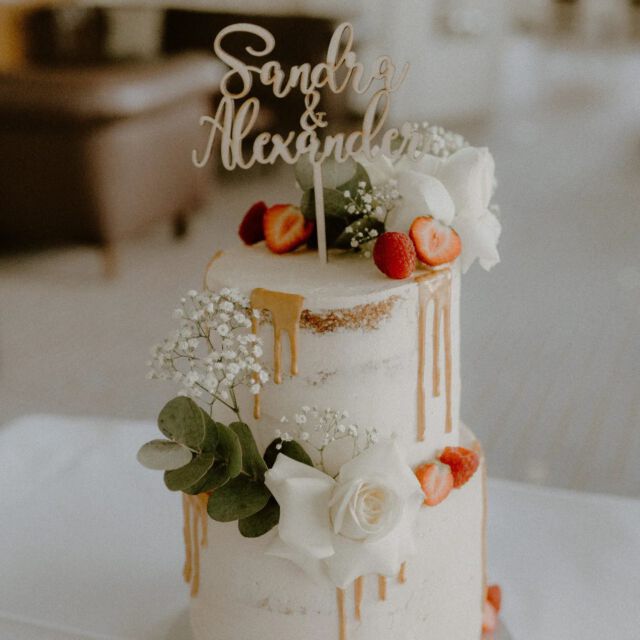 Eine meiner persönlichen Lieblings -Hochzeitstorten von diesem Jahr ! Sandra und Alex haben Geschmack  bewiesen.  Modern, stilvoll und unfassbar lecker wurde diese Torte geplant und passend zum Konzept unseres lieben Brautpaares angefertigt. 💜 #mitliebegeplant