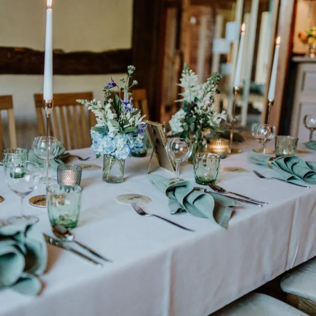 💜 Landliebe 💜
.
Eine meiner schönsten Hochzeiten,  die ich jemals planen und begleiten durfte, war die von 
Annett und Thorsten. Nicht nur das entspannte, vertraute zwischenmenschliche Verhältnis, sondern auch die 3- Tages-Hochzeit der beiden auf dem Land war wunderschön und einfach perfekt , auch für mich. Am Tag nach der Hochzeit hatten wir noch für alle Gäste einen Ausflug mit einem privaten Bötchen inklusive Catering organisiert, sodass die Hochzeit der beiden allen Gästen wie ein kleiner Kurzurlaub vorkam.
Immer, wenn ich die Bilder betrachte, bin ich glücklich und dankbar für die entspannte Zeit mit Euch. Ihr habt jederzeit auf mich vertraut. #bestmemories #Weddingplanner  #hochzeitsplaner #heiraten  #Standesamt # freietrauung #freierede